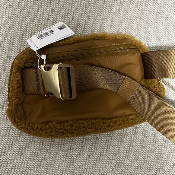 Brand new with tags Lululemon Everywhere fleece belt bag, burnt camel and gold - Picture 5 of 9